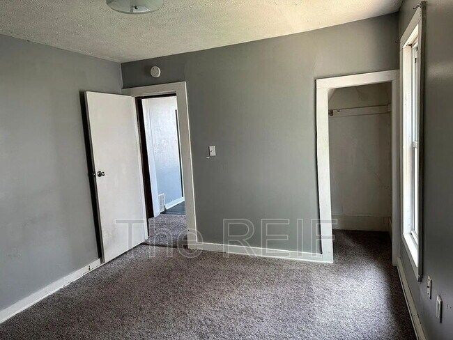 Building Photo - 109 W Maple St