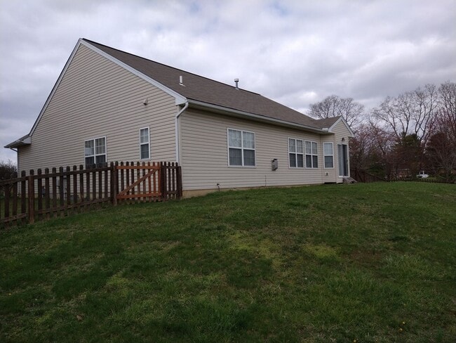 Building Photo - Your Next home is on a quiet cul-de-sac in Beavercreek!