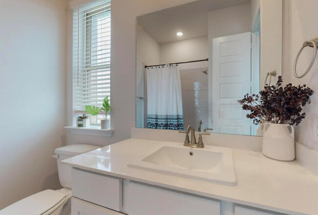 Full Bathroom (2nd Floor, Room 2) - 2510 Plumas Dr