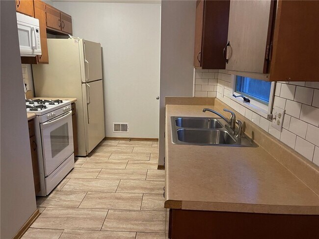 Building Photo - 214 E Spruce St