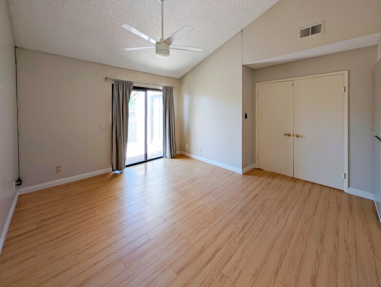Building Photo - 4852 Cabana Dr