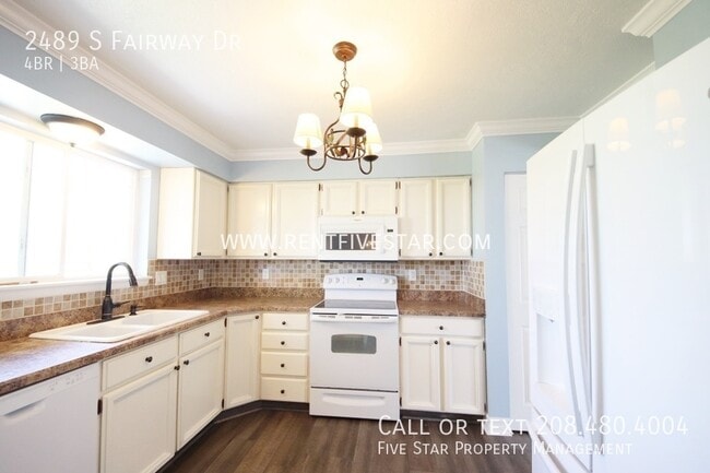 Building Photo - 2489 S Fairway Dr