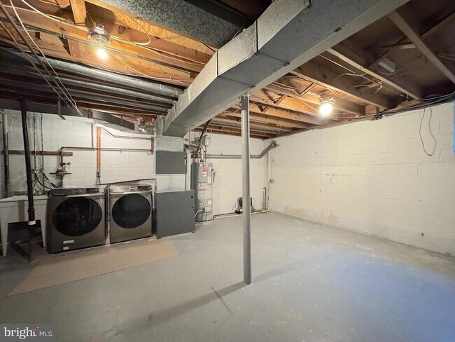 Building Photo - 2404 Albot Rd