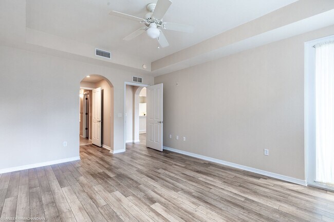 Building Photo - WALKING DISTANCE TO SUNSEEKER RESORT AND P...