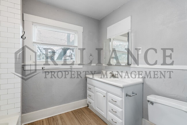 Building Photo - 3321 E Victor St