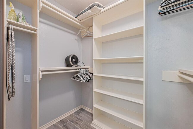 Building Photo - 8711 Pines Pl Dr