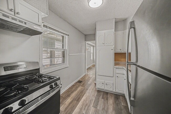 Building Photo - 2 Bed, One Bath House Near UMKC!