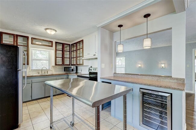 Building Photo - 1101 Bedford Dr