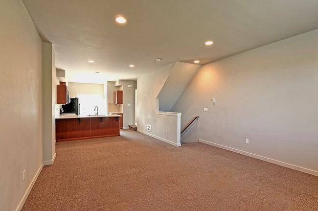 Building Photo - Spacious Townhome Near Silver Lake