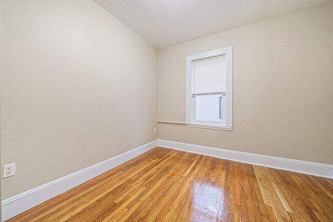 Building Photo - 46 Astoria St