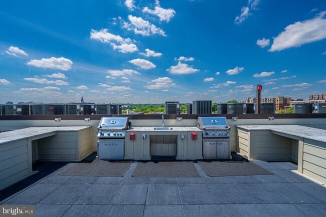 Building Photo - 701 N Henry St