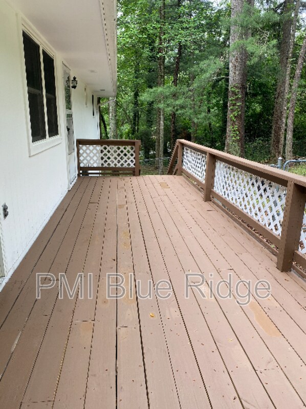 Building Photo - 325 Comet Dr
