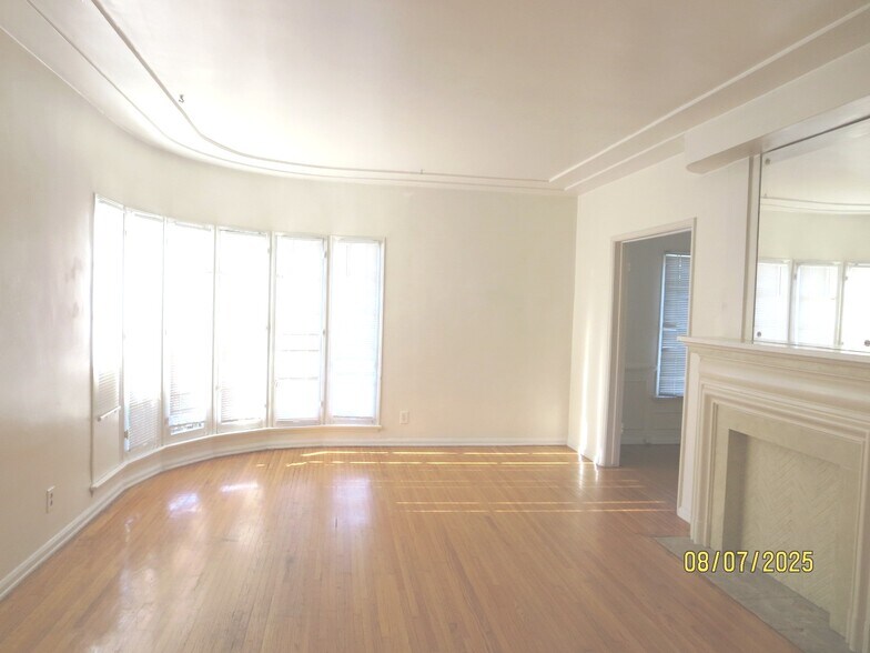 Living Room - 5640 W 6th St