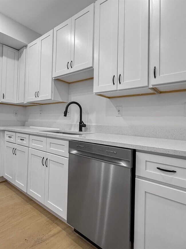 Building Photo - 185 Mallory Ave