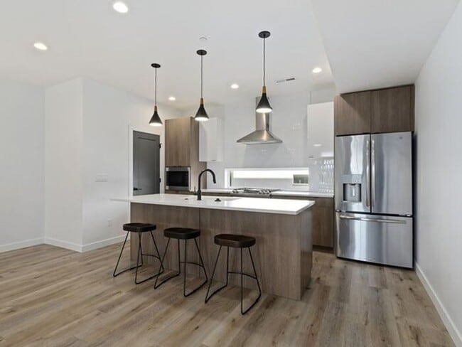 Building Photo - Downtown Beautiful 4 bed, 4 bath town-home