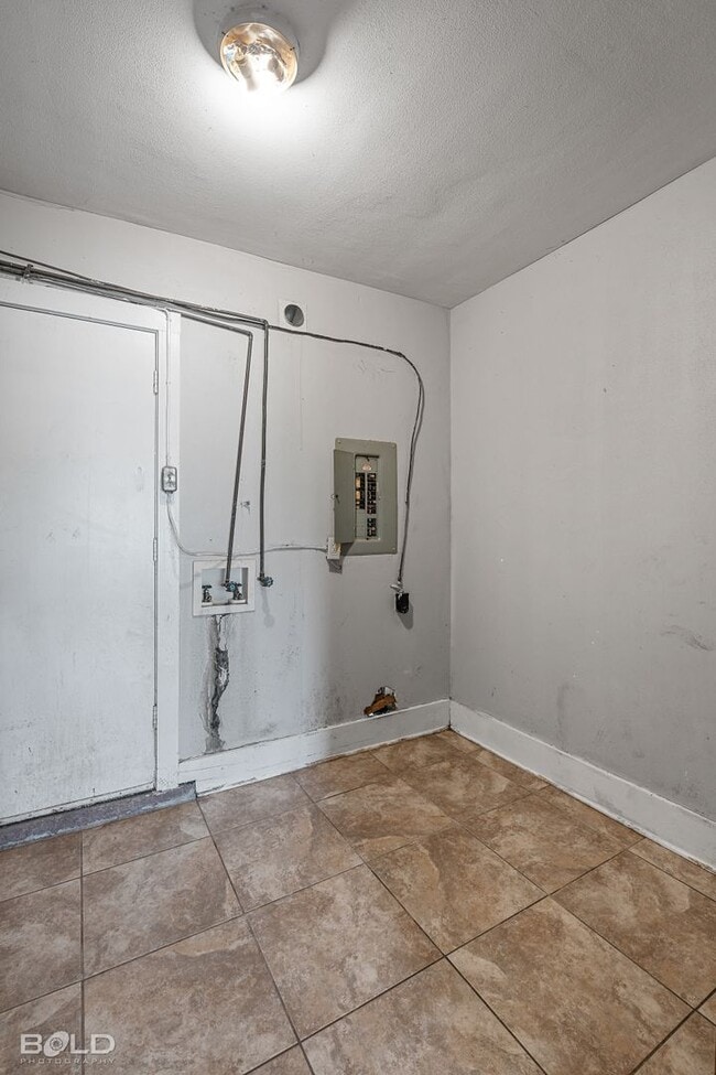 Building Photo - 2502 Ormond Pl