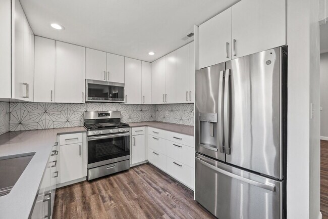 Building Photo - "Charming 4-Bedroom Haven in Charlotte's Heart with Spacious 2271 sq ft Living!"