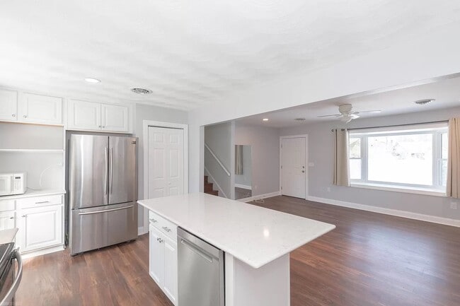 Building Photo - 1105 Golfview Dr