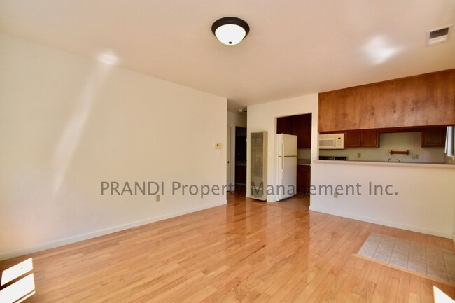 Building Photo - 18 Somerset Pl