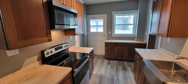 Building Photo - AVAILABLE NOW - 4 Bedroom with garage