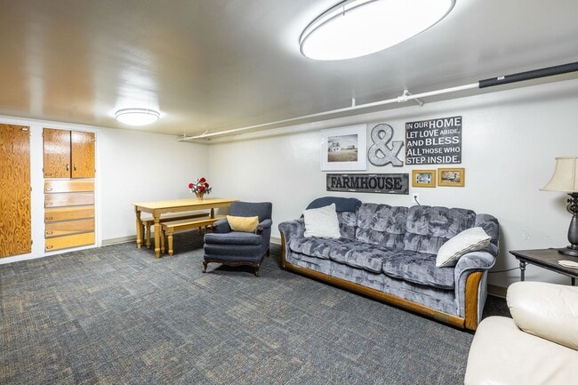 Building Photo - Your Fully Furnished 3 Bed 2 Bath Home Awaits Immediate Move-In!