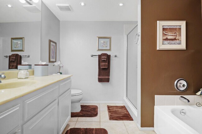 Building Photo - Charming Cathedral City Condo with Territorial Views