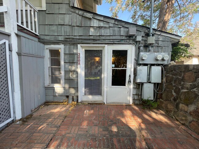 Building Photo - Cozy 1 Bedroom 1 Bath  Downstairs Unit Ready for Move-in ((New Vinyl Plank Flooring)) ~ Fantastic...