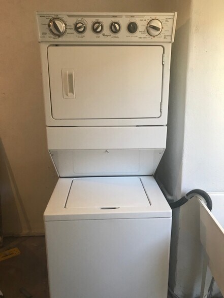 Building Photo - 3759 Lewis Ave