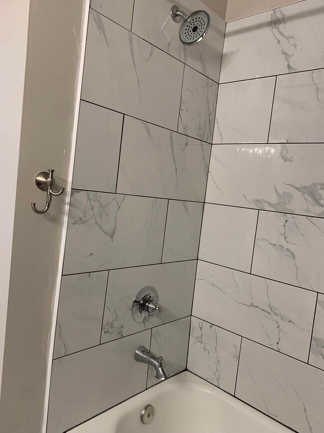 Bedroom 2 bathtub/shower - 1713 Burney Branch Dr