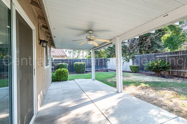 Building Photo - 3 Bedroom/2 Bath Home with Solar in the De...