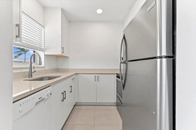 Building Photo - 2755 NE 28th Ave