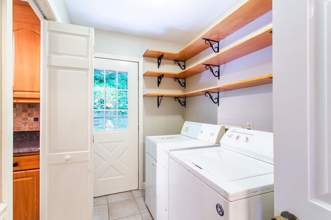 Building Photo - Light & Bright Home