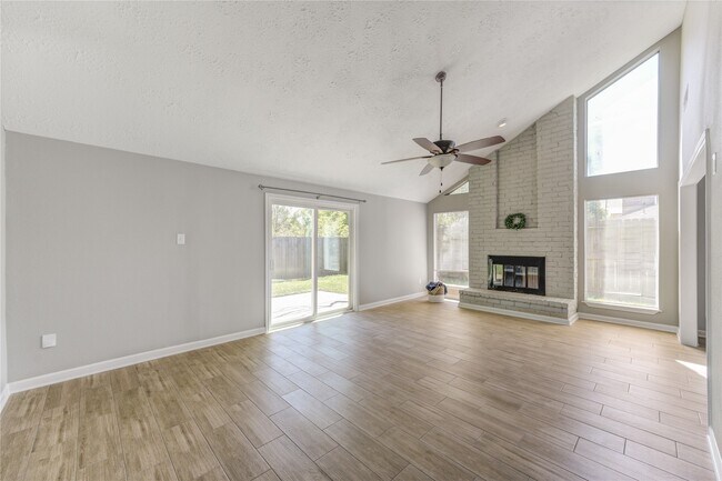 Building Photo - 5054 Pine Cliff Dr