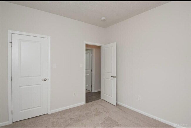 Building Photo - 2125 Schmidt Dr W