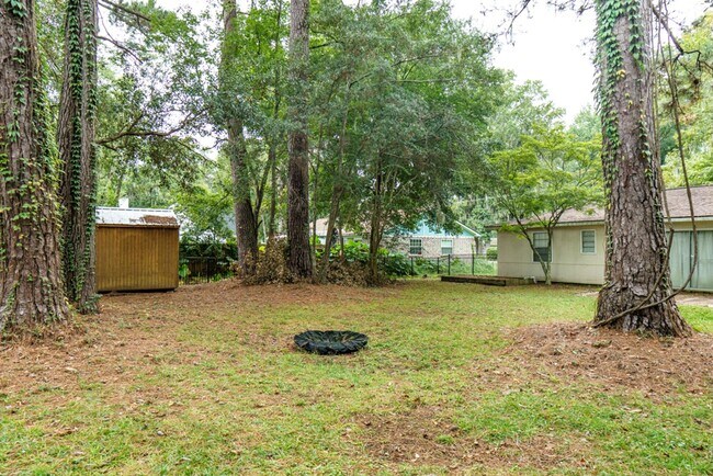 Building Photo - Beautiful 4 bedroom in the heart of Mossy ...