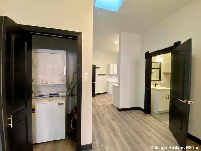 Building Photo - 411 W Belden Ave