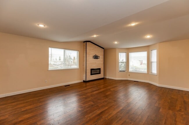 Building Photo - **MOVE IN SPECIAL!** Pet Friendly Charming 3 Bedroom Home with large office!