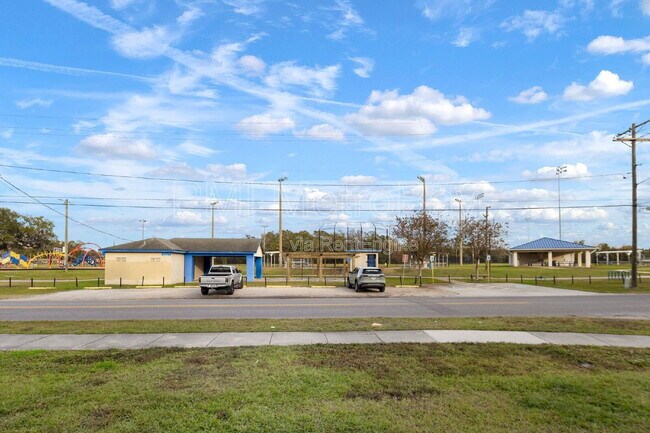 Building Photo - 902 W Alsobrook St