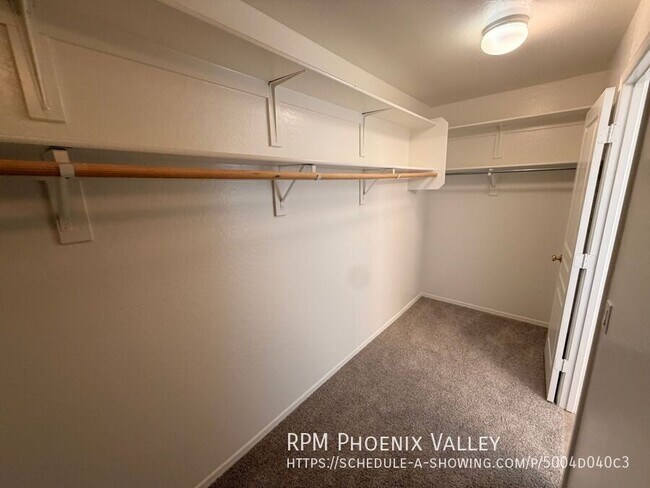 Building Photo - 422 E Saddle Way