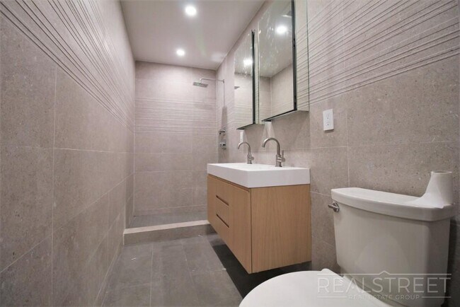 Building Photo - Brand New 3 BR 2 BA in Red Hook!