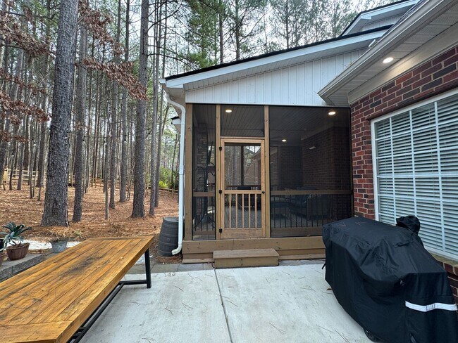 Building Photo - Available to Show