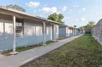 Building Photo - This beautifully remodeled duplex offers m...