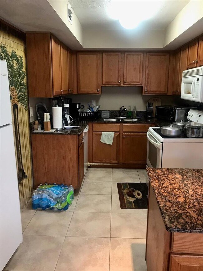Building Photo - Cozy 4 bedroom end unit | Pet friendly!! | Central Sarasota near downtown and beaches