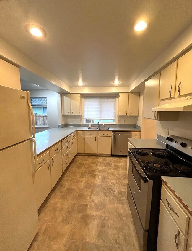 Building Photo - BECHTEL