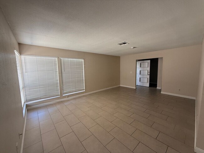 Building Photo - Duplex! 2 bedrooms 2 bathrooms