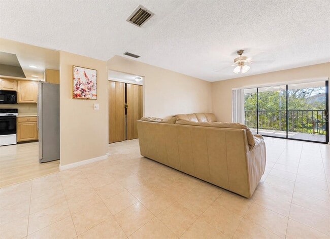 Building Photo - 2450 Pelican Ct