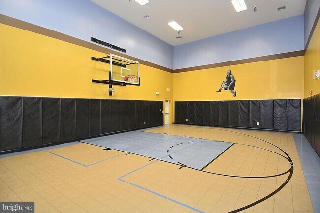 Building Photo - 4860 Eisenhower Ave