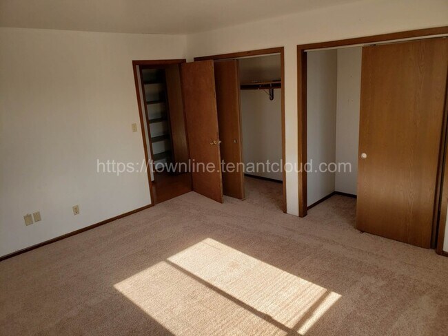 Building Photo - 1404 E Sunset Dr