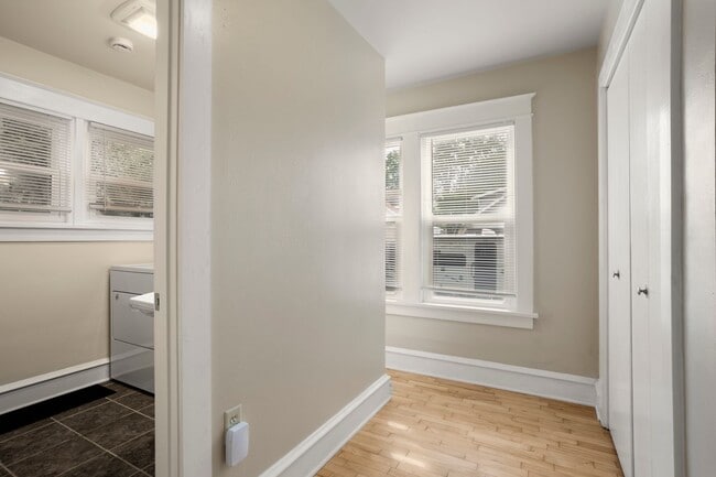 Building Photo - Two Bedroom Appleton House