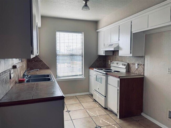 Building Photo - 3815 SW Hickory Ln